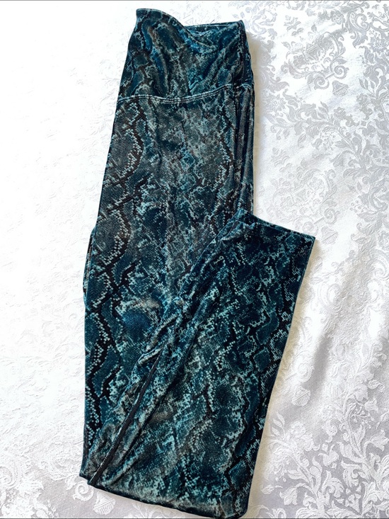 Carbon38 Pants - NWOT Carbon38 Teal and Black Snake-Print Leggings. Size Large.